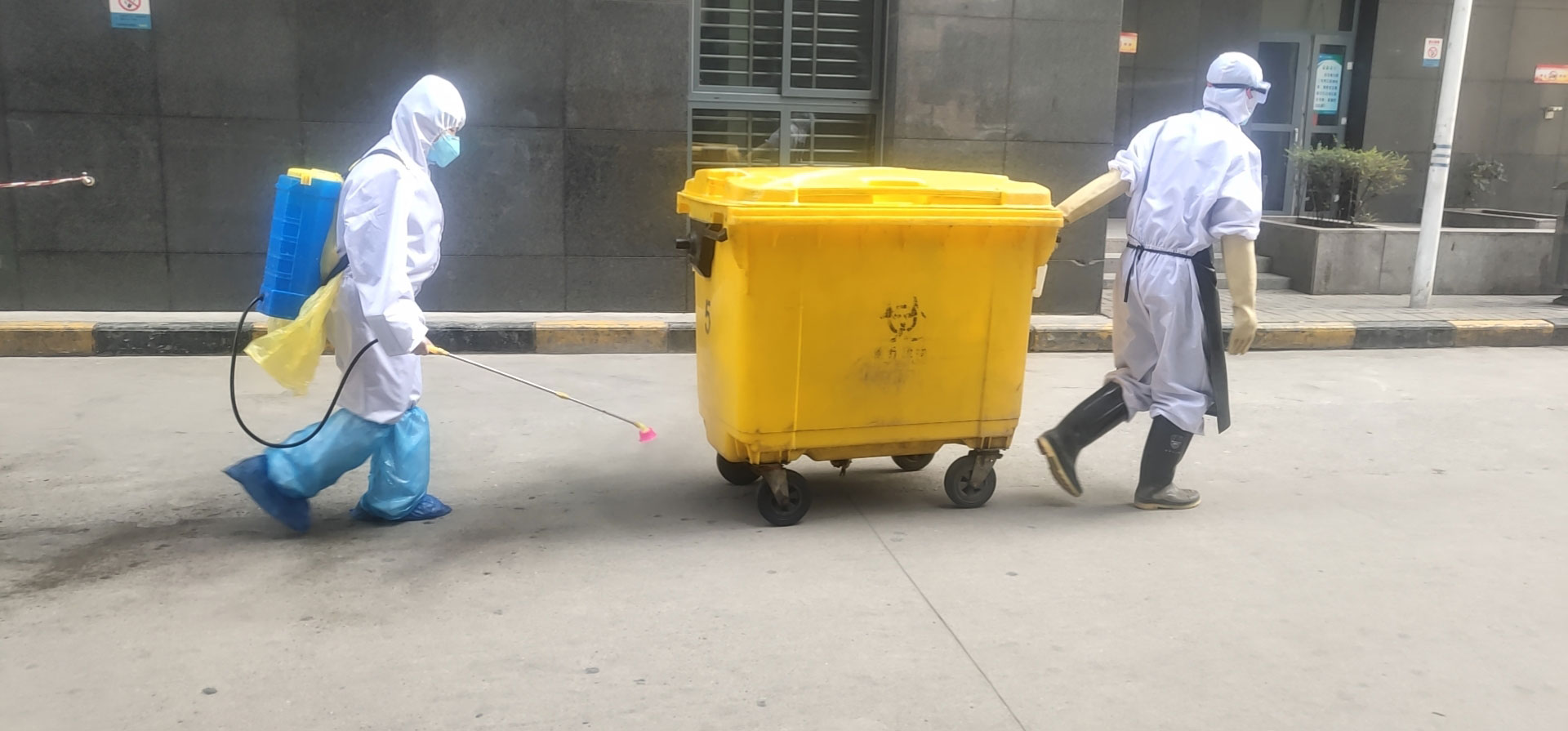成都德慧美品物業(yè)服務(wù)有限公司組織疫情消殺活動